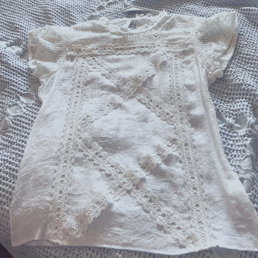 Ladies White short sleeve top. - Picture 1 of 5